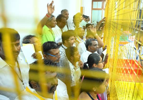 ஓட்டு எண்ணிக்கையில் மிக குறுகலான இடத்தில் நிற்க வைத்ததற்காக கத்தி கூச்சிலிட்ட பல்வேறு கட்சியினர். இடம்: கோவை