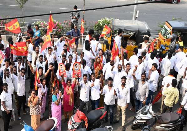  
வெற்றியை கொண்டாடிய தாவேக்கா தொண்டர்கள். இடம். சேப்பாக்கம் வாலாஜா சாலை.