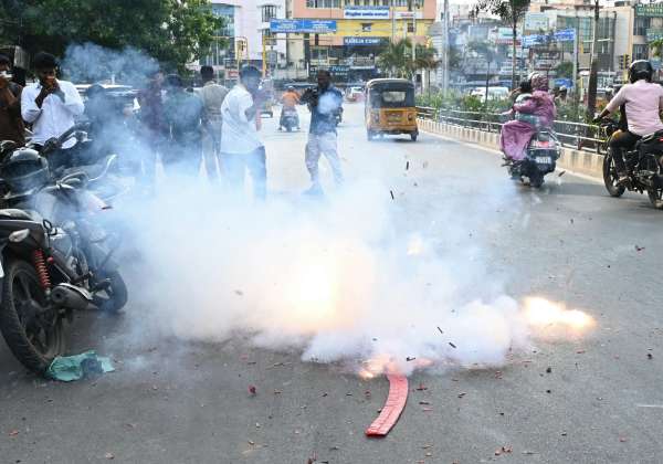  
வெற்றியை கொண்டாடிய தாவேக்கா தொண்டர்கள். இடம். சேப்பாக்கம் வாலாஜா சாலை.