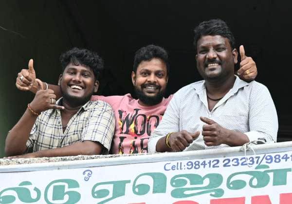  
வெற்றியை கொண்டாடிய தாவேக்கா தொண்டர்கள். இடம். சேப்பாக்கம் வாலாஜா சாலை.