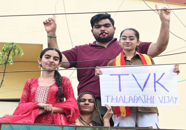  
வெற்றியை கொண்டாடிய தாவேக்கா தொண்டர்கள். இடம். சேப்பாக்கம் வாலாஜா சாலை.