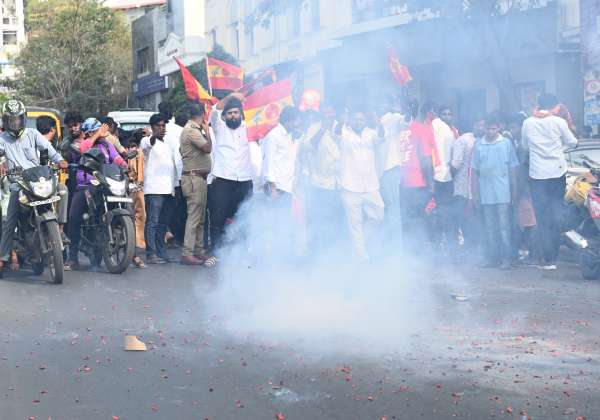  
வெற்றியை கொண்டாடிய தாவேக்கா தொண்டர்கள். இடம். சேப்பாக்கம் வாலாஜா சாலை.