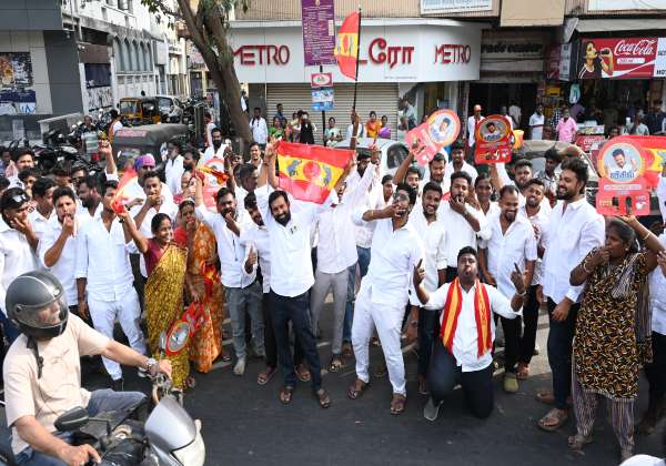  
வெற்றியை கொண்டாடிய தாவேக்கா தொண்டர்கள். இடம். சேப்பாக்கம் வாலாஜா சாலை.