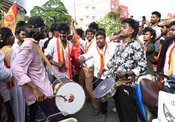  
வெற்றியை கொண்டாடிய தாவேக்கா தொண்டர்கள். இடம். சேப்பாக்கம் வாலாஜா சாலை.