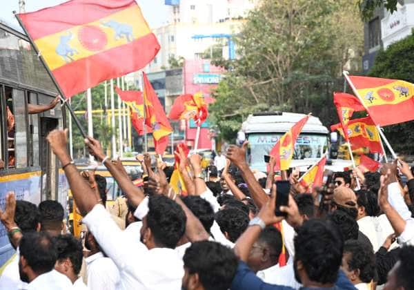  
வெற்றியை கொண்டாடிய தாவேக்கா தொண்டர்கள். இடம். சேப்பாக்கம் வாலாஜா சாலை.