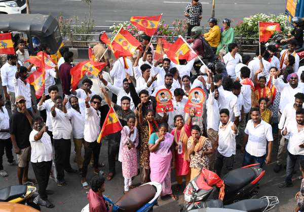  
வெற்றியை கொண்டாடிய தாவேக்கா தொண்டர்கள். இடம். சேப்பாக்கம் வாலாஜா சாலை.