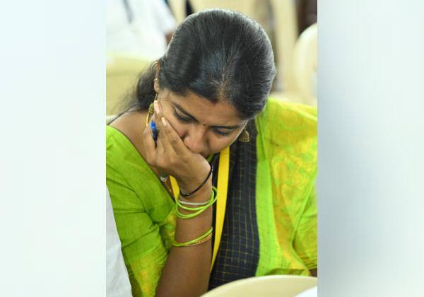 கோவை சிங்காநல்லூரில் பெரும்பாலான ஓட்டுகள் கிடைக்காததால் வருத்தத்தில் காங்., வேட்பாளர் ஸ்ரீநிதி.
