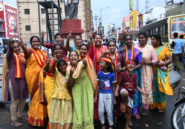 த. வெ.க.அதிக இடங்களில் முன்னிலை பெற்றதால் மகிழ்ச்சியை வெளிப்படுத்திய தொண்டர்கள்.இடம்.உடுமலை பழைய பஸ் ஸ்டாண்ட்