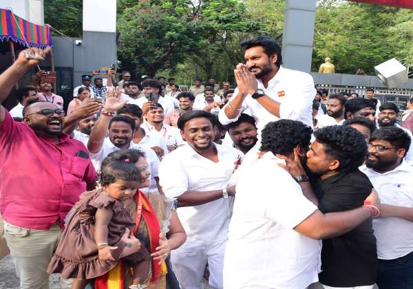 ஜெகதீஷ்
தாம்பரம் தொகுதி  த. வே. க கட்சி வேட்பாளர் சரத்குமார் அவர்களின் வெற்றியை எம் ஐ டி வளாகத்தின் முன் தொண்டர்கள் கோலாகலமாக கொண்டாடினர்