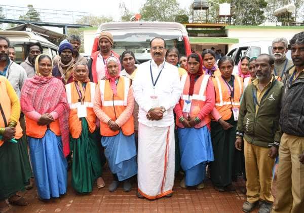 ஊட்டி அரசு பாலிடெக்னிக் ஓட்டு என்னும் மையத்தில், வெற்றி பெற்ற , ஊட்டி தொகுதி பா.ஜ., வேட்பாளர் போஜாராஜானுக்கு நகராட்சி துப்புரவு தொழிலாளர்கள் வாழ்த்து தெரிவித்தனர்.