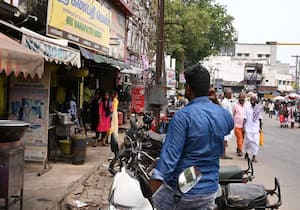  விருத்தாசலம் ஜங்ஷன் சாலையில் நடைபாதையை ஆக்கிரமித்து கடைகள் ...