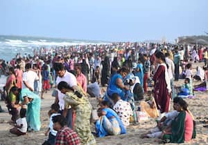 கடலூர் தேவனாம்பட்டினம் சில்வர் பீச்சில் குவிந்த பொதுமக்களின் கூட்டம்.