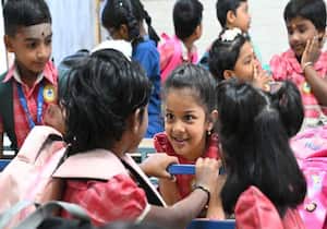 ஹாய்.. உனக்கு லீவு டே எப்படி போச்சுன்னு உற்சாகத்துடன் பள்ளி திரும்பிய ...