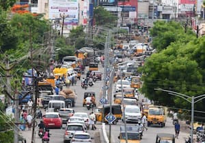 தேனி- பெரியகுளம் ரோட்டில் ஆக்கிரமிப்பு கடைகள், ரோட்டில் நிறுத்தப்படும் ...