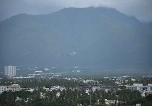 இயற்கை எழில் கொஞ்சும் மலைகளுக்கு நடுவே மருதமலை சுப்ரமணியசுவாமி கோவில்.