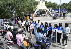 பொள்ளாச்சி மெயின் ரோட்டில் சிட்கோ பகுதியில் போக்குவரத்து போலீசார் ...
