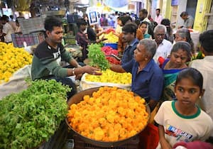 விநாயகர் சதுர்த்தியை முன்னிட்டு கோவை பூ மார்க்கெட்டில் திரண்ட மக்கள் ...
