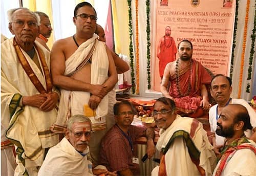 நொய்டா கோவிலில் சிருங்கேரி சங்கராச்சாரியார் சுவாமிகள்