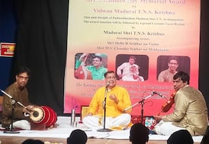 லோக் கலாமஞ்சில் மதுரகானம்