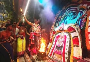  சிங்கப்பூர் காளியம்மன் ஆலயத்தில் சந்தனக்குட அபிஷேக கோலாகலம்