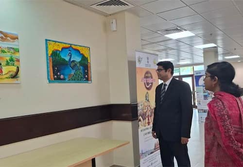  பஹ்ரைன் இந்திய பள்ளிக்கூட மாணவர்கள் வரைந்த ஓவியங்கள் : தூதர் பாராட்டு