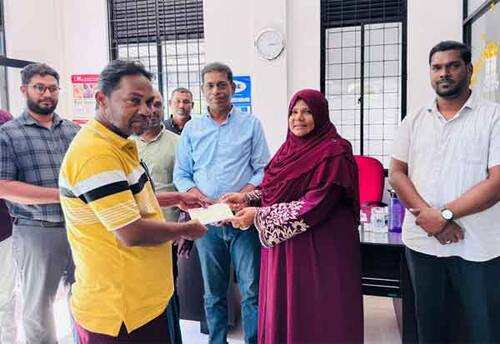 பாதிக்கப்பட்ட மக்களுக்கான இழப்பீடு வழங்கினார் ஆதம்பாவா எம்.பி.