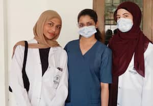 ஷார்ஜா மருத்துவ பல்கலைக்கழக மாணவிகள் இலங்கையில் மருத்துவ முகாமில் பங்கேற்பு
