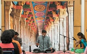மாலை நேரத்தை மந்திரமாலையாக மாற்றிய குருச்சரண்