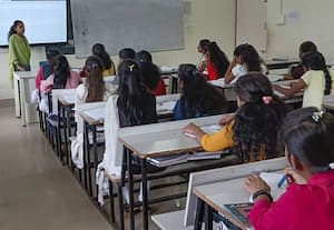 கல்லூரியில் விரிவுரையாளர் பணி