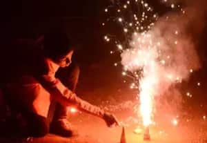 பட்டாசு வெடிக்கும் போது...