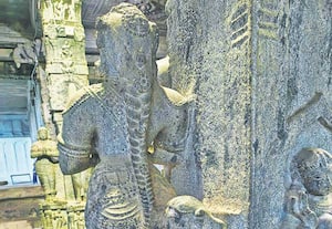 கதை பேசும் சிலை