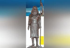 வழிகாட்டிக்கு சிலை!